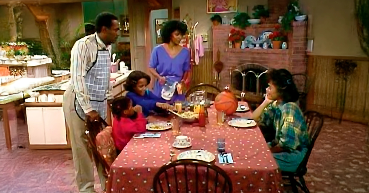La familia Huxtable compartiendo una comida